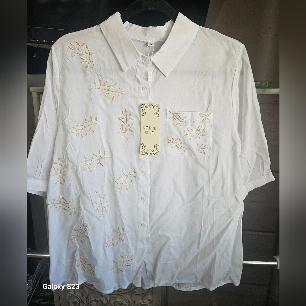 KOMIL- WOMENS XL SHORT SLEEVE BUTTON UP TOP WITH POCKET WITH GOLD EMBROIDERY
